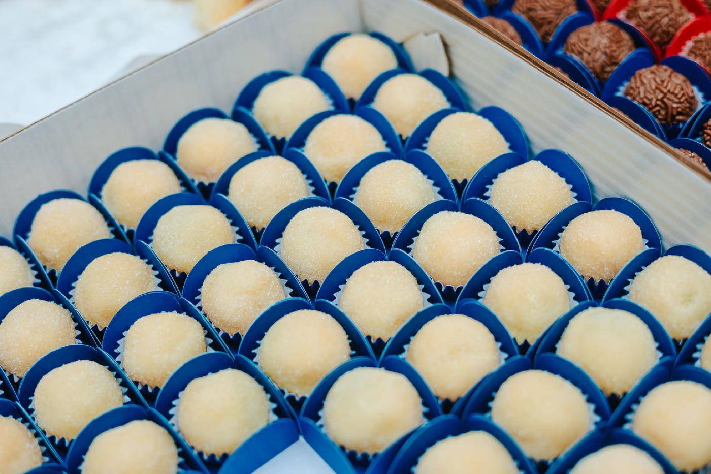 Brigadeiros em forminhas azuis